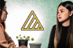 Imagen: Una ejecutiva pregunta y otra responde